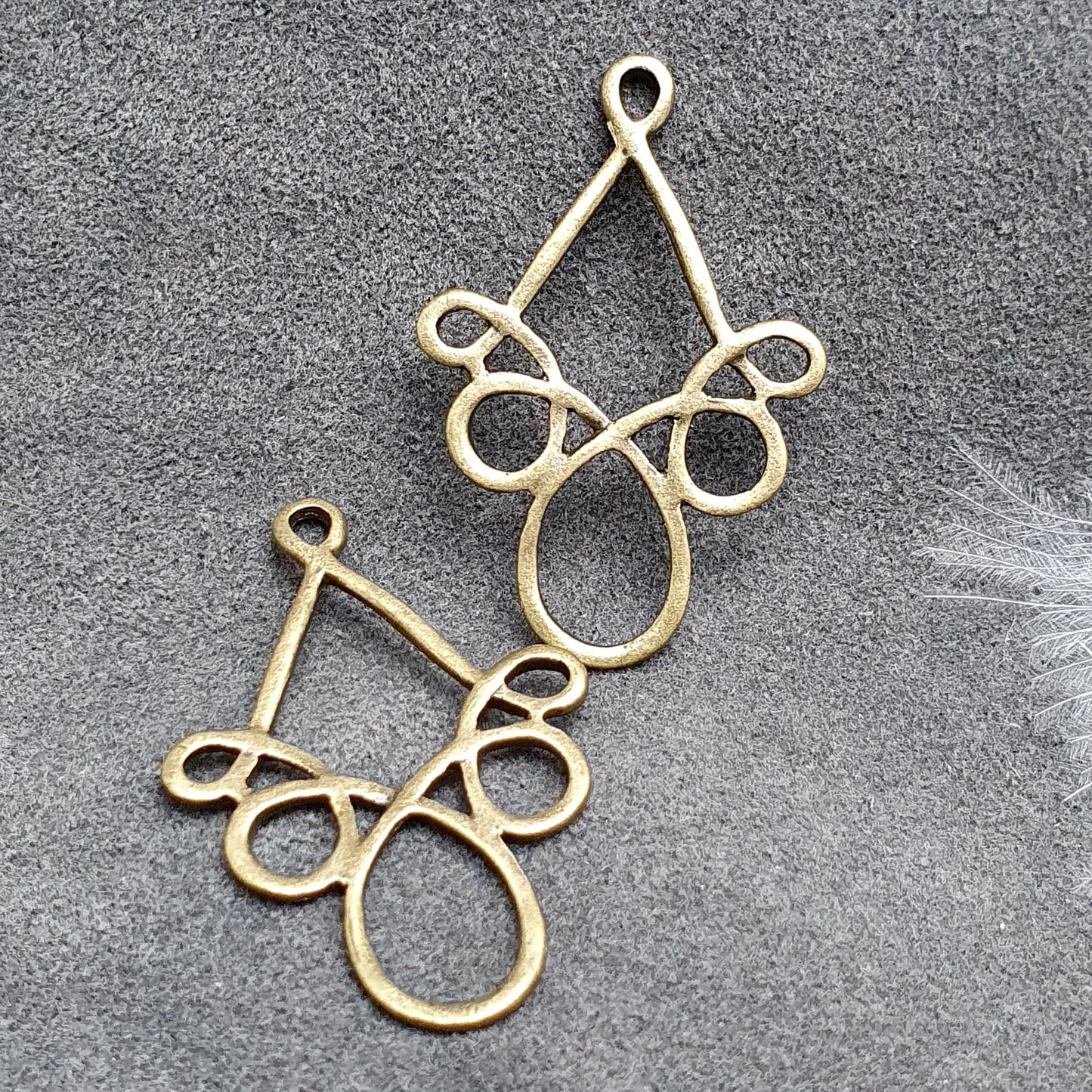 2 Verbinder Schnörkel, 38mm, antik bronzefarbig