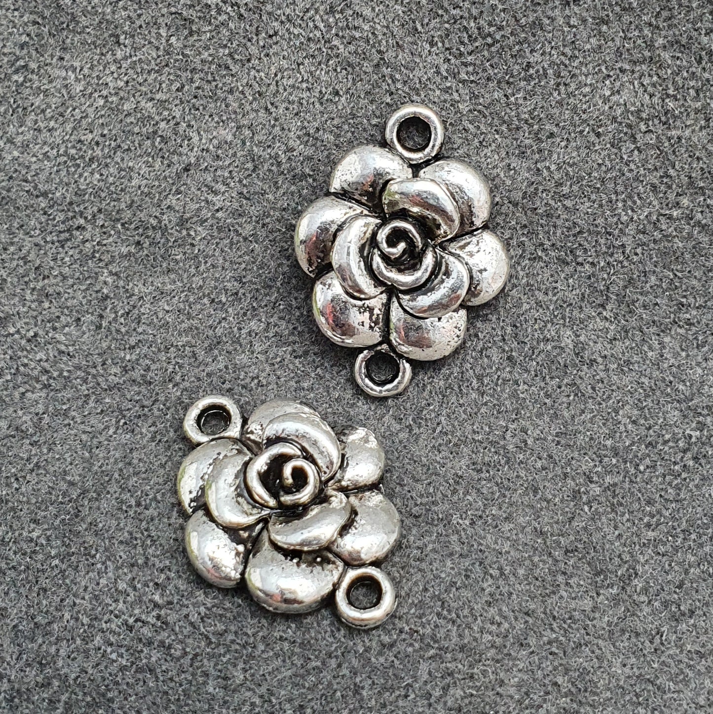 4 Verbinder Rose20mm, antik silberfarbig, Schmuck basteln