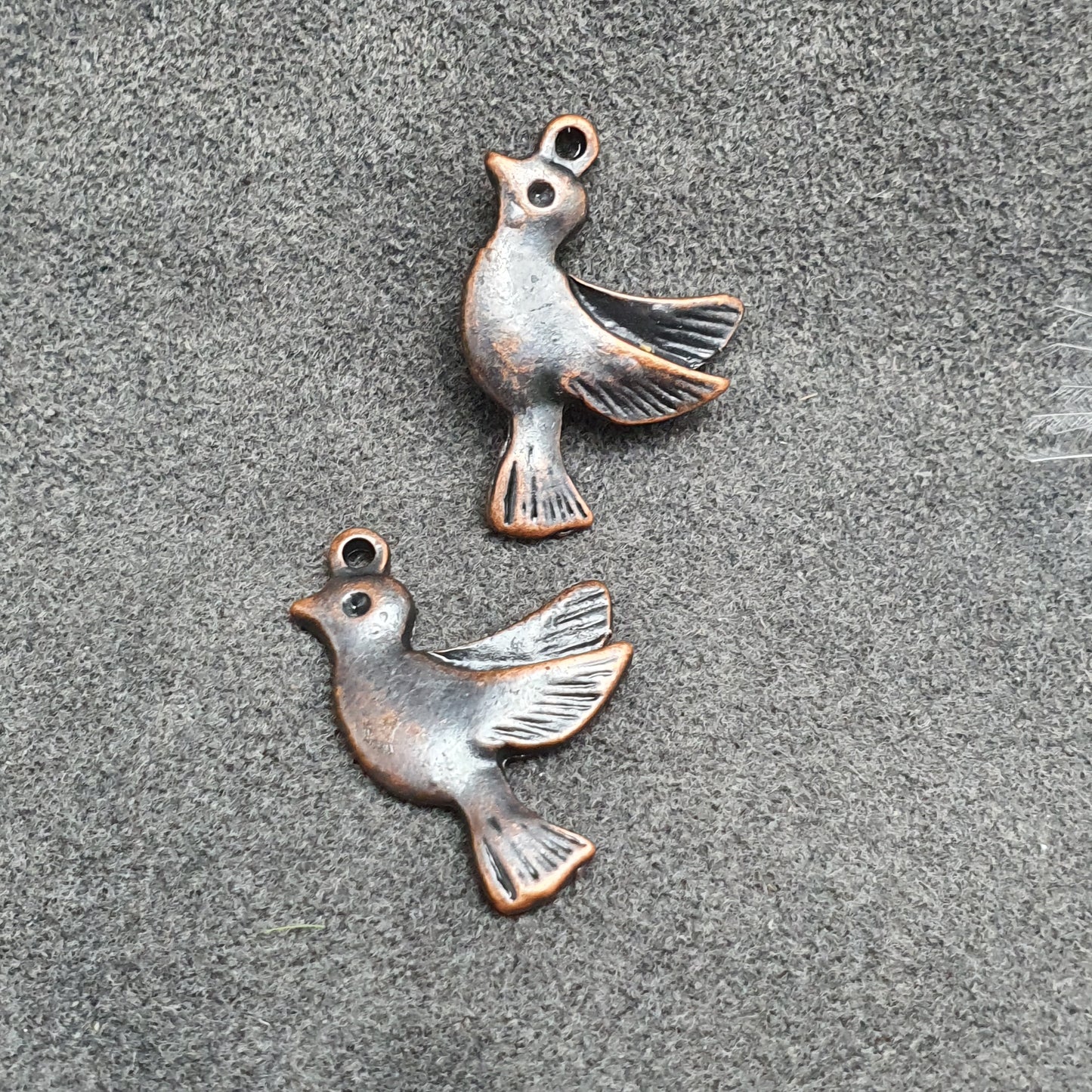 2 Anhänger, Charm, Täubchen, 21mm, antik kupferfarbig