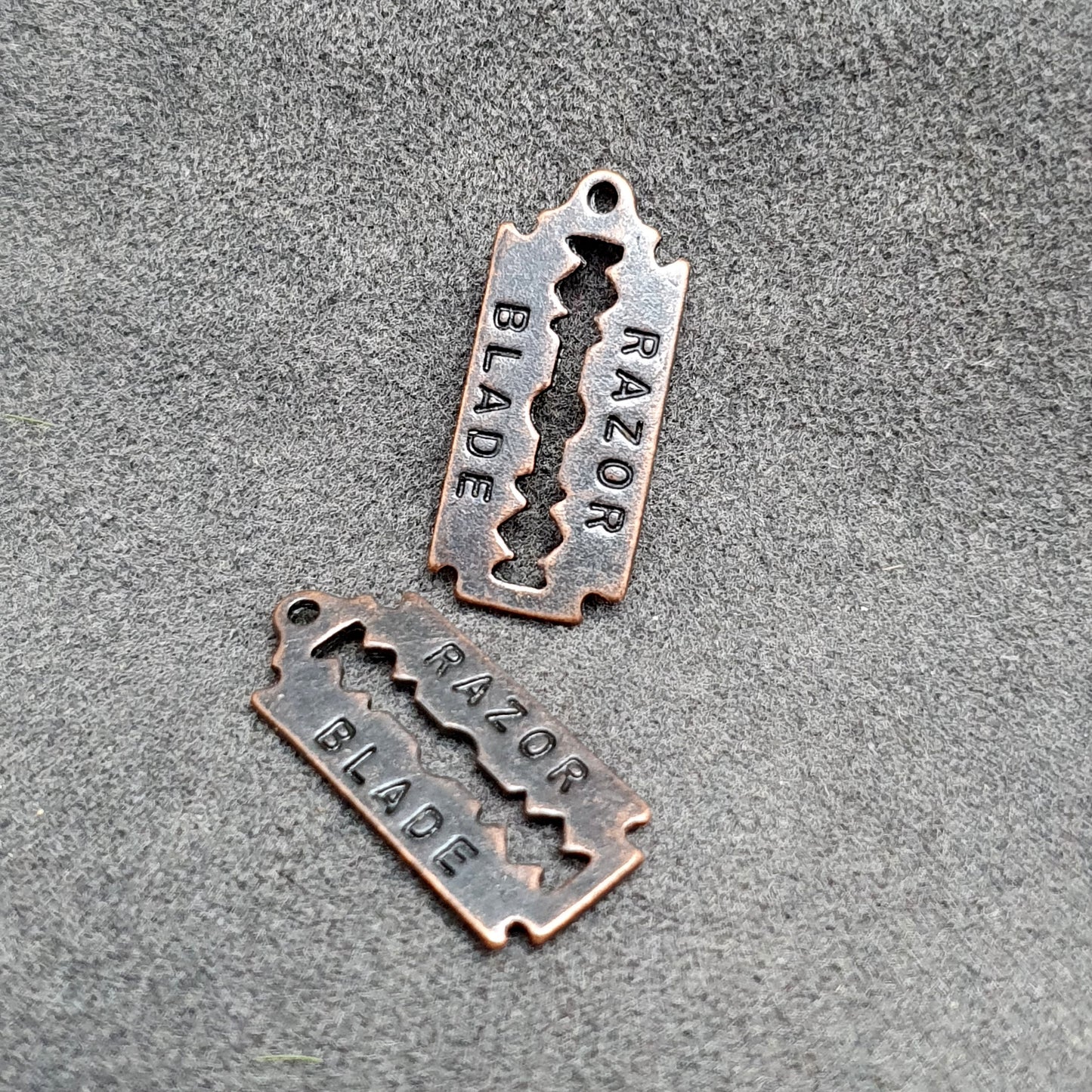 2 Anhänger, Rasierklinge, 23mm, antik kupferfarbig