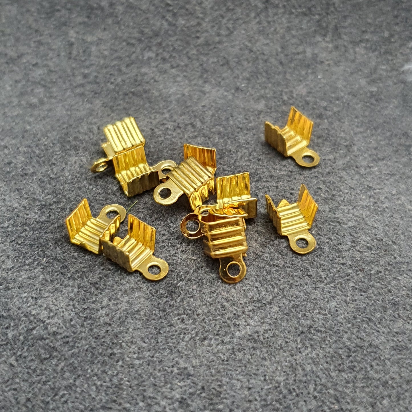 30 Bandklemmen, Endkappen, mit Öse, 4,5mm, vergoldet