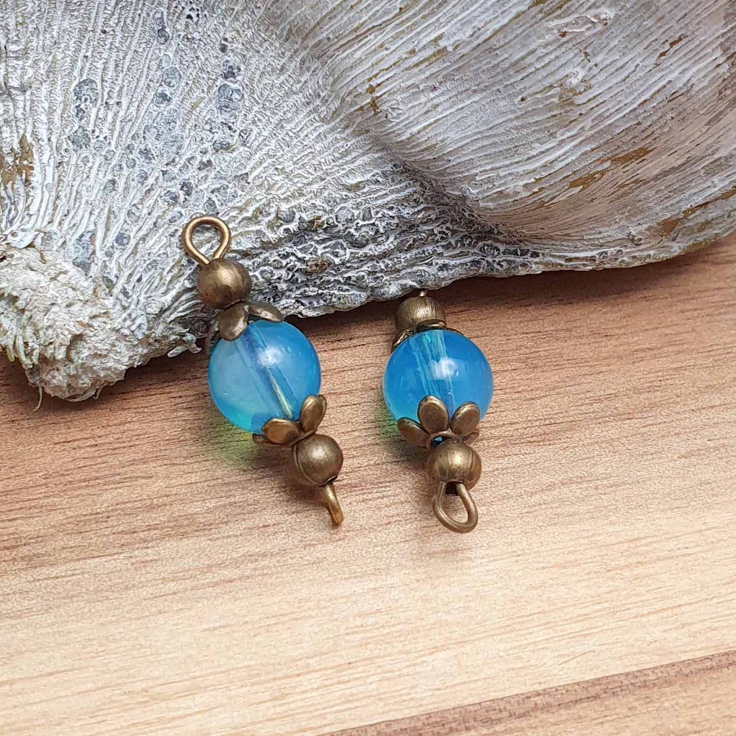 2 handgemachte Verbinder mit transparenten blauen Glasperlen, 24mm, antik bronzefarbig