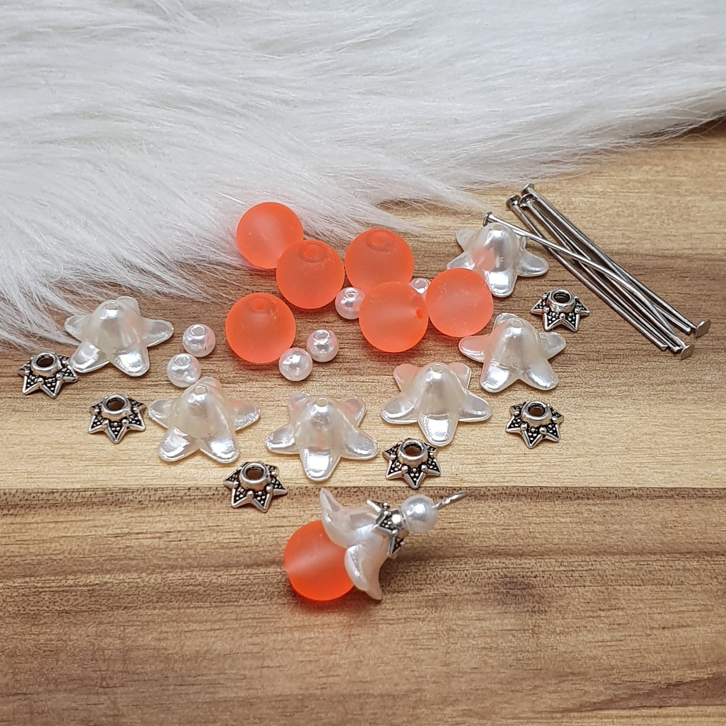 30tlg. Bastelset für 6 Anhänger Blumen in Orange & Weiß, BAUSATZ!