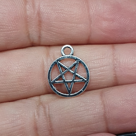 Auf dem Bild sind kleine Anhänger abgebildet, die die Form eines invertierten Pentagramms haben und in antik silberner Farbe gehalten sind. Jeder dieser Anhänger ist in einem Ring eingefasst und misst ungefähr 16 x 13 mm. Die Oberfläche der Anhänger weist eine feine Struktur auf und besitzt eine metallische Beschaffenheit, die das Licht reflektiert und ihnen einen attraktiven Glanz verleiht.