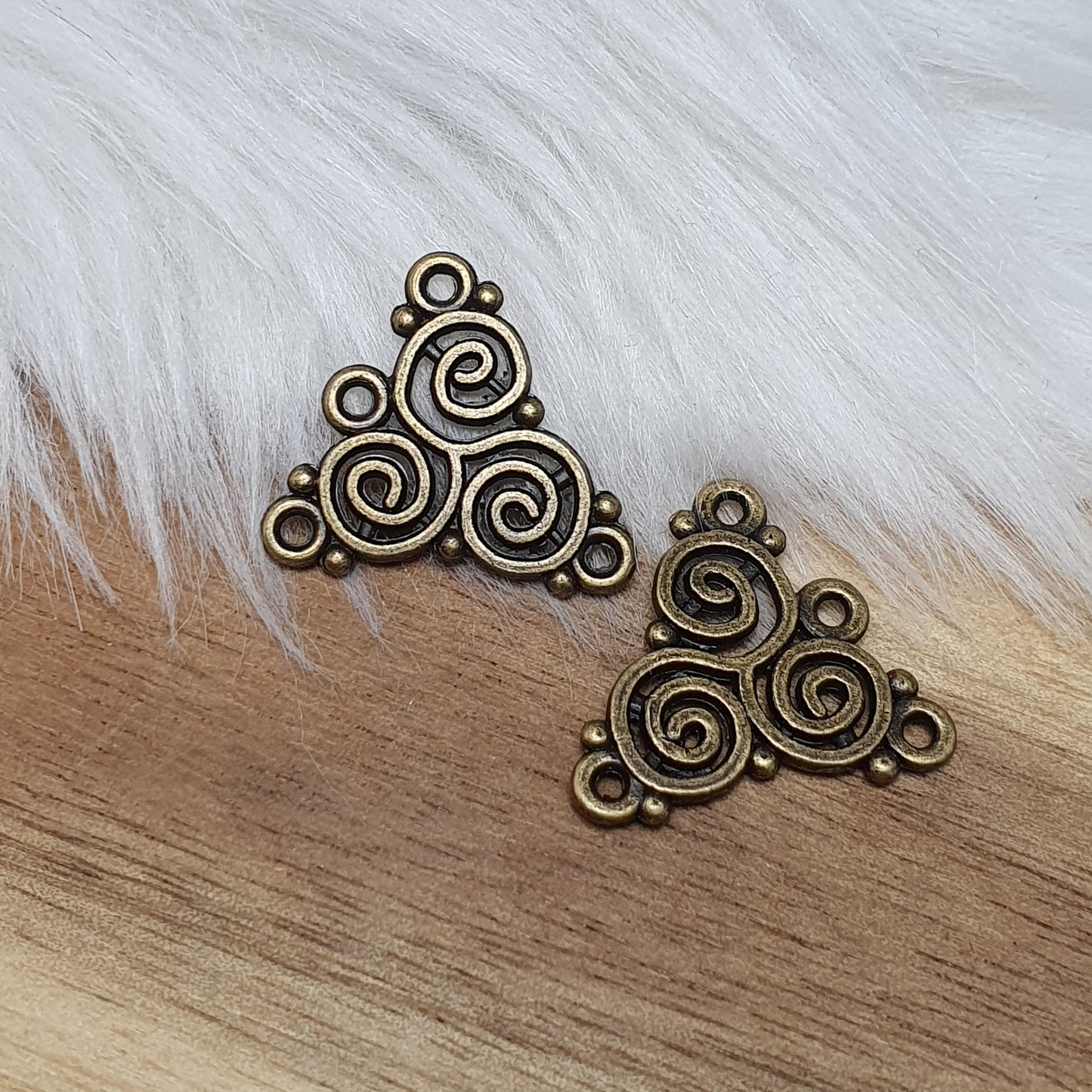 4 Verbinder Triskel, 20mm in antik bronzefarbig