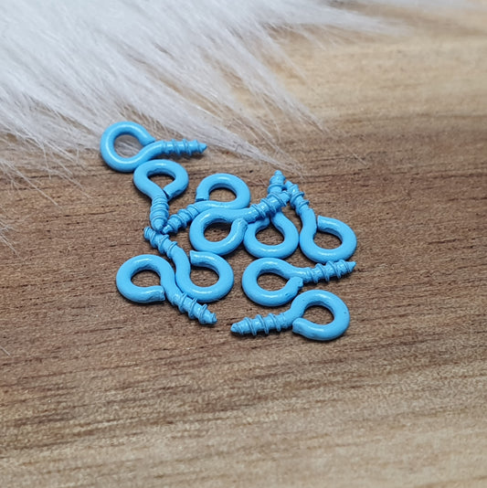 Das Bild zeigt ein Set von 10 farbig lackierten Schraubösen in verschiedenen lebhaften Farben, darunter Hellblau, Grün, Rot, Aqua, Weiß und Rosa. Jede Schrauböse hat die Abmessungen von ca. 8x4mm und ist sorgfältig gestaltet, um eine einfache Anwendung zu ermöglichen. Die Schraubösen sind ideal für das Einschrauben in Materialien wie Holz, Resin oder Acryl, um individuelle Anhänger zu kreieren. Die glänzende Oberfläche der Schraubösen sorgt für einen attraktiven Look, der jedem kreativen Projekt einen farbe