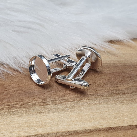 2 Manschettenknöpfe mit runder Wanne, versilbert