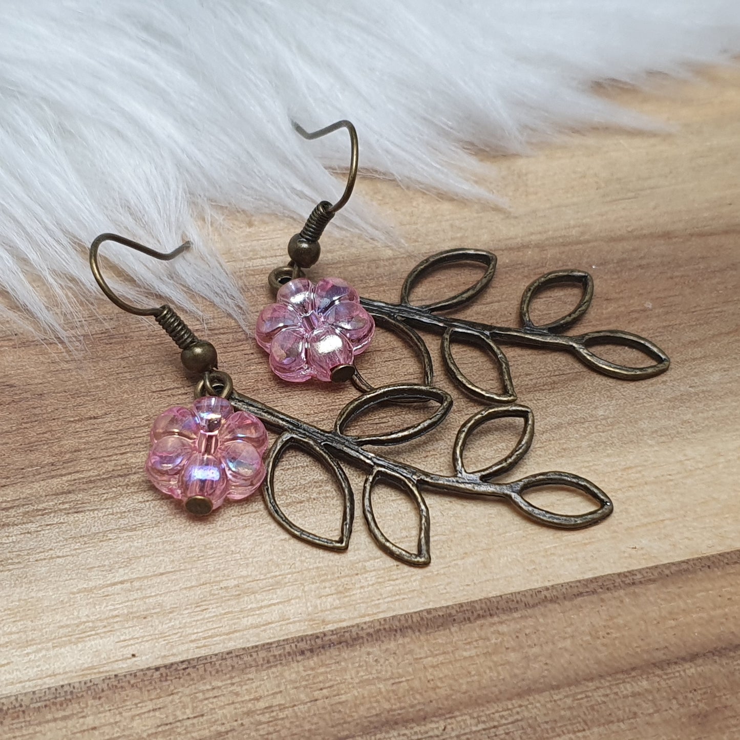 Ohrhänger Blatt, mit rosa Blume, antik bronzefarbig