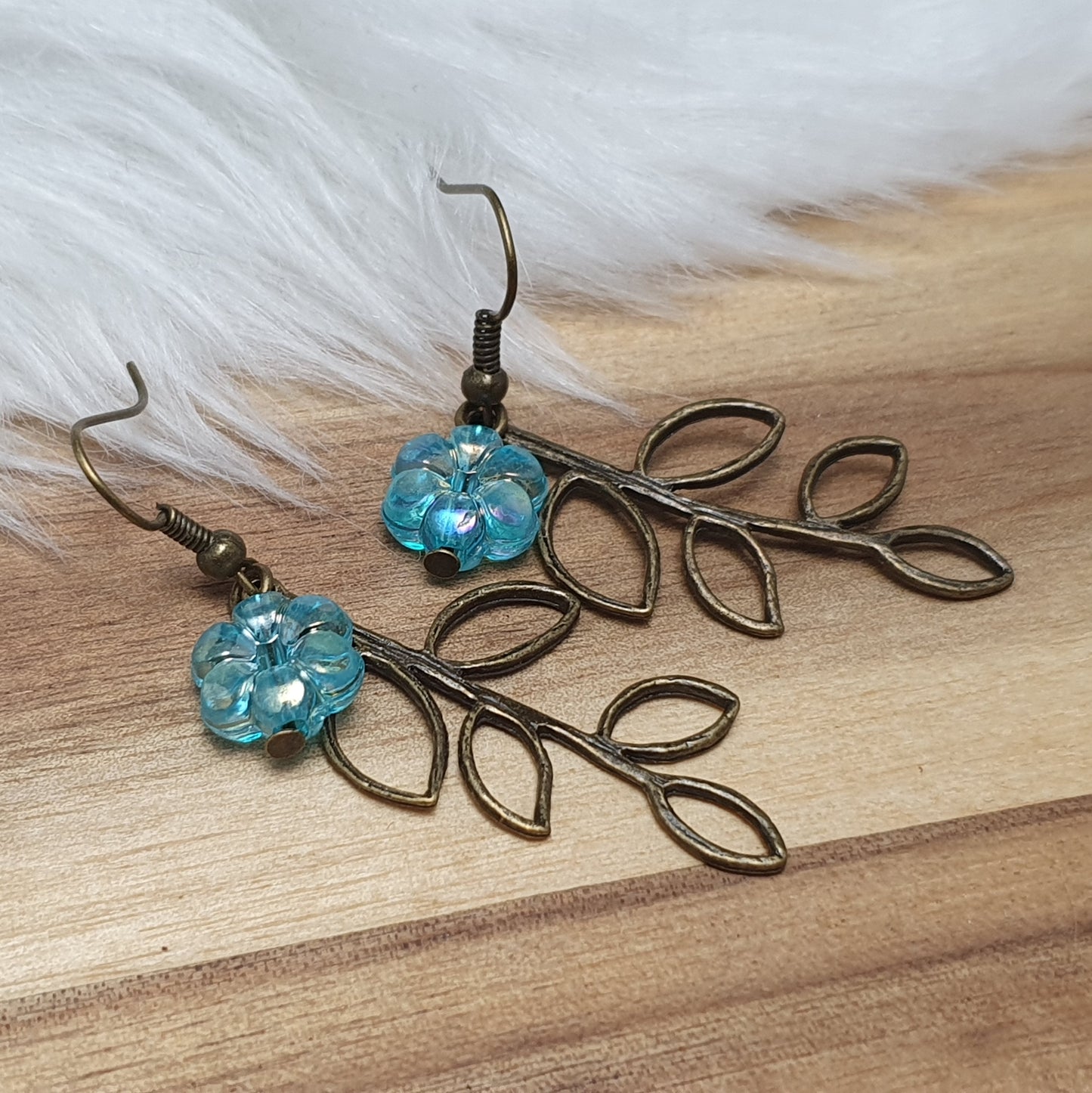 Ohrhänger Blatt, mit blaue Blume, antik bronzefarbig
