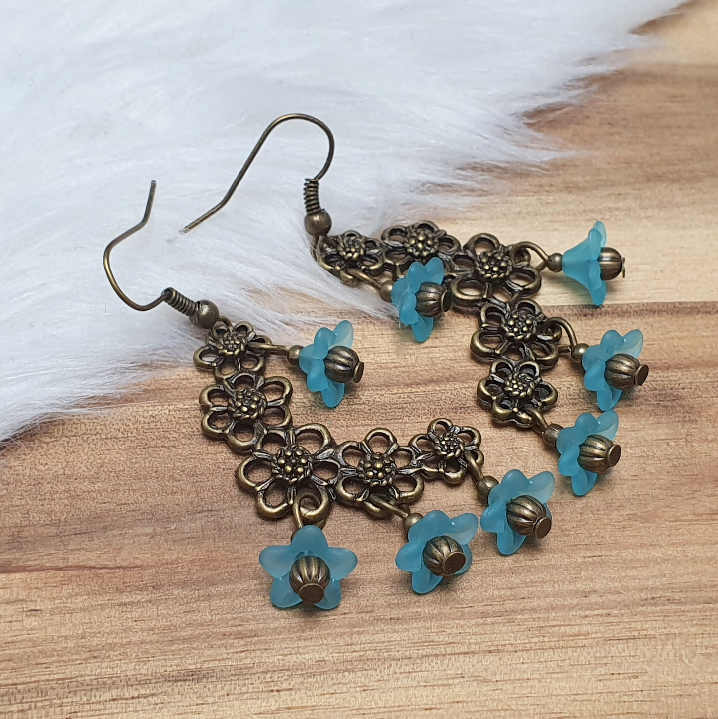 Ohrhänger Gipsy, mit Kranz und Blüten, Aqua, antik bronzefarbig