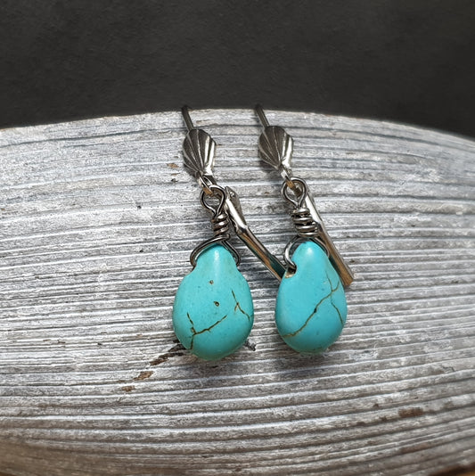 Ohrhänger mit türkisen Magnesittropfen