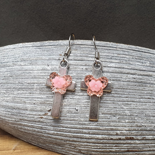 Ohrhänger Kreuz mit rosa Schmetterling