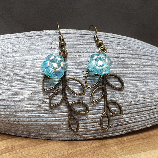 Ohrhänger Blatt, mit blaue Blume, antik bronzefarbig