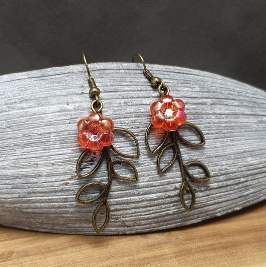 Ohrhänger Blatt, mit roter Blume, antik bronzefarbig
