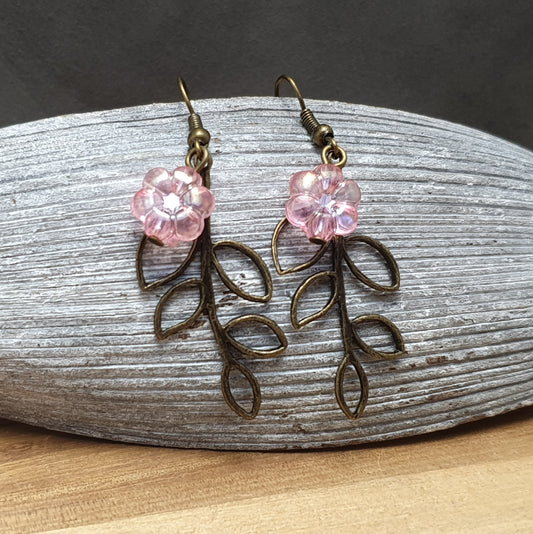 Ohrhänger Blatt, mit rosa Blume, antik bronzefarbig