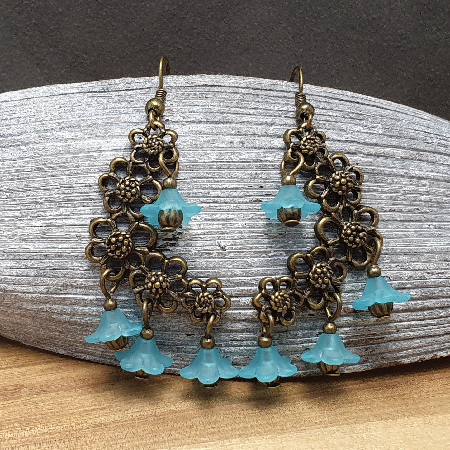 Ohrhänger Gipsy, mit Kranz und Blüten, Aqua, antik bronzefarbig