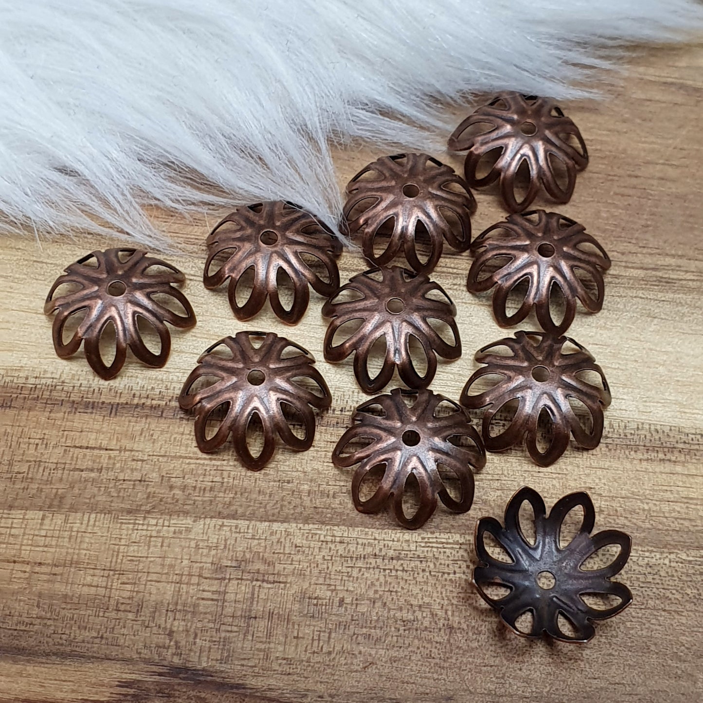 20 filigrane Perlenkappen, Blume, 14mm, antik kupferfarbig