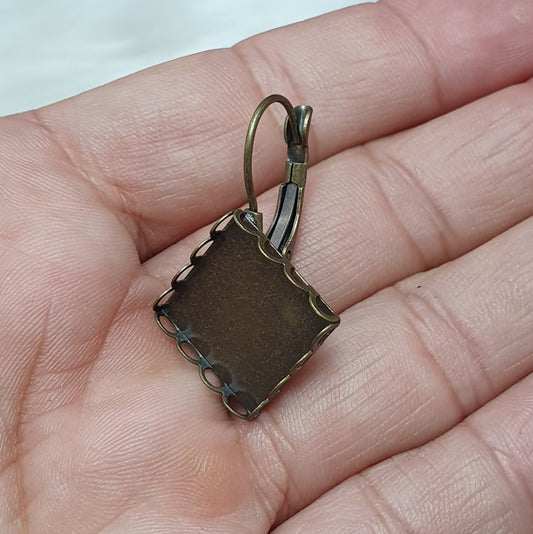 1 Paar Brisuren aus Messing in antik bronzefarbig, passend für quadratische Cabochons 15x15mm,