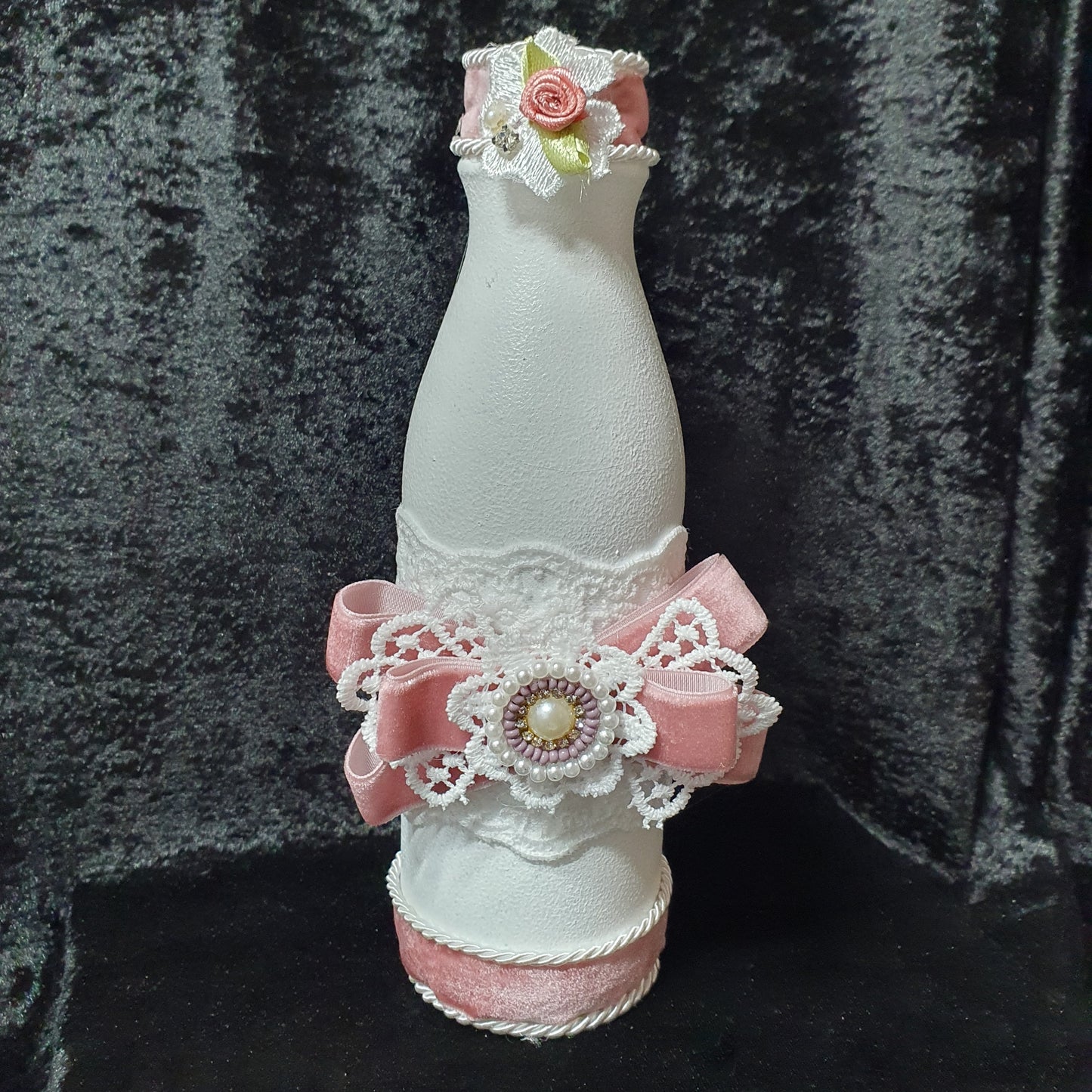 Vintage-Look Vase, Shabby, weiß, mit Samtschleife in Vintagerosa