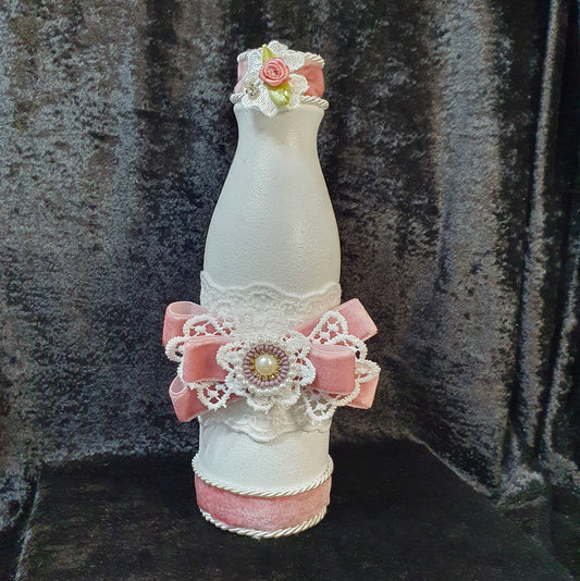 Vintage-Look Vase, Shabby, weiß, mit Samtschleife in Vintagerosa