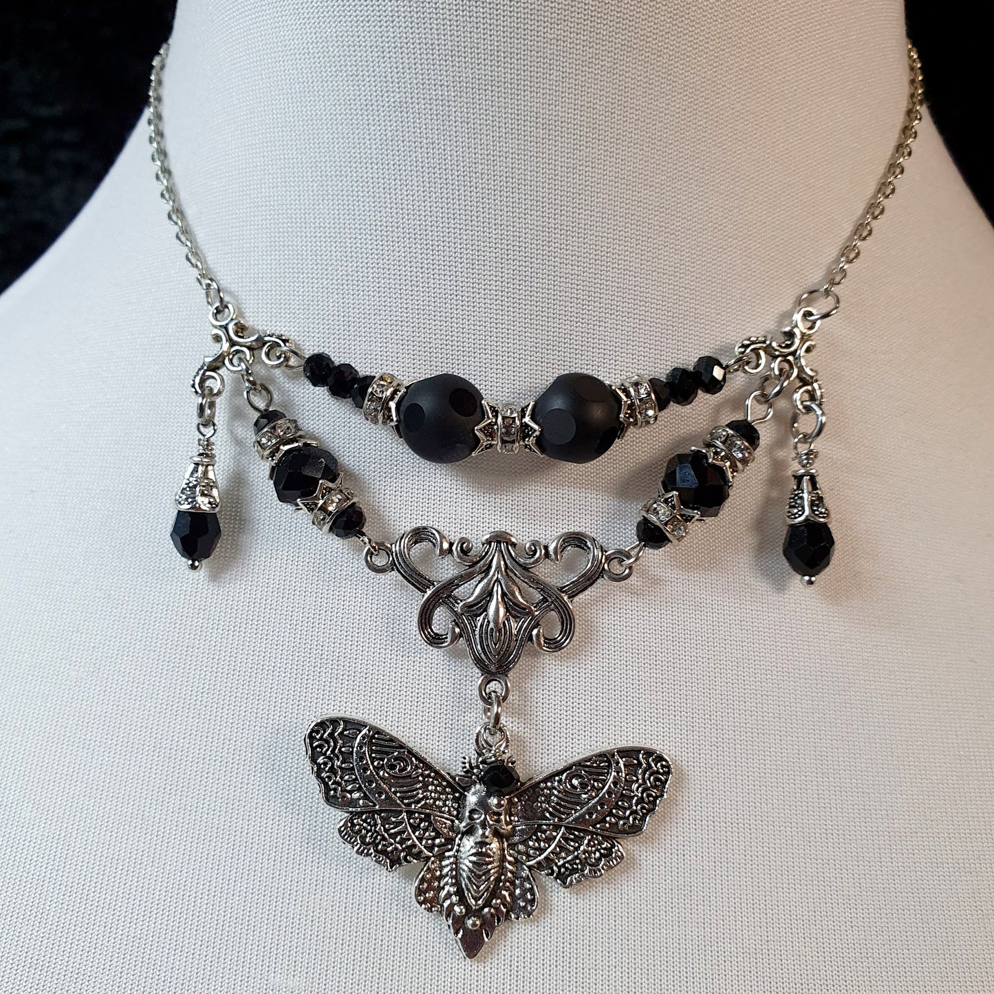 Halskette, Deathmoth, schwarze Glasperlen