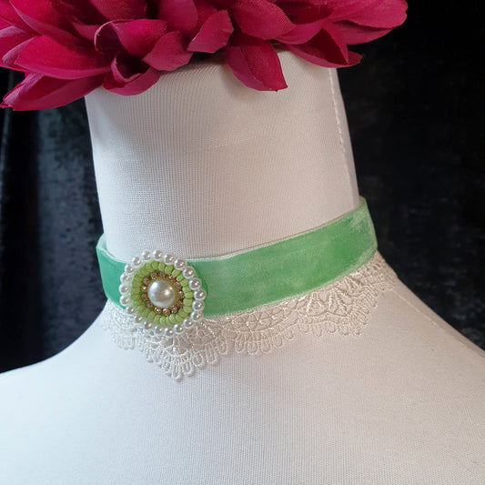 Samt-Choker, mint, mit Spitze und Zierteil.