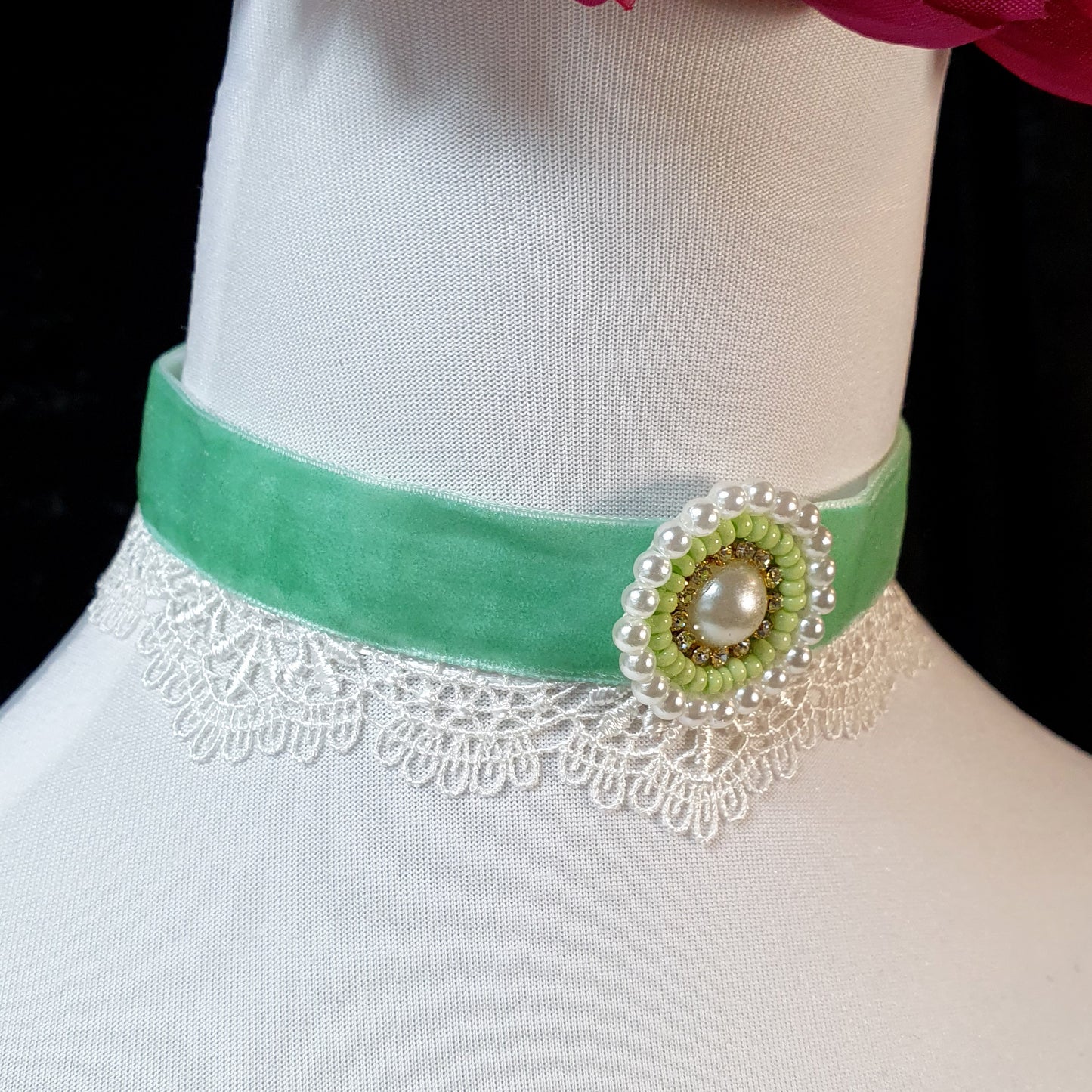 Samt-Choker, mint, mit Spitze und Zierteil.