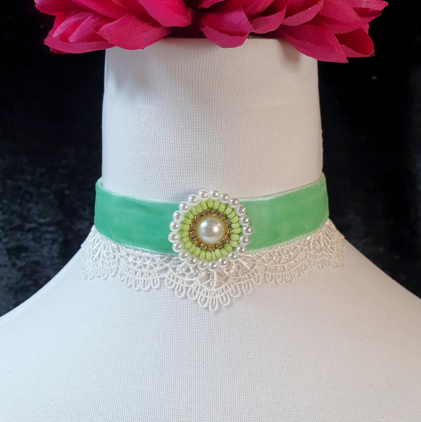 Samt-Choker, mint, mit Spitze und Zierteil.