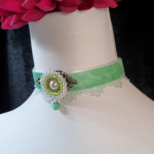 Samt-Choker, mint, mit Spitze und Zierteil.