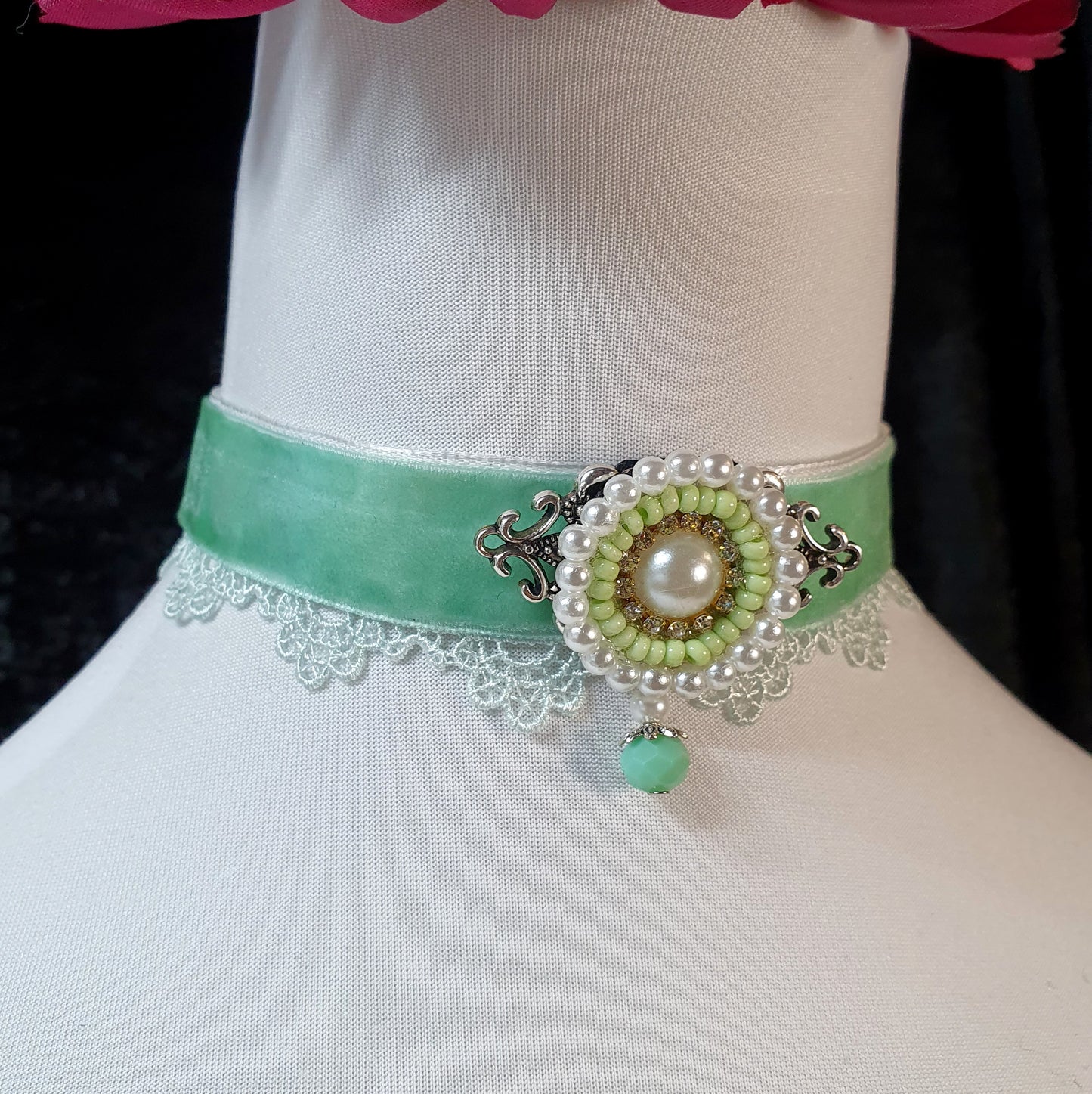 Samt-Choker, mint, mit Spitze und Zierteil.