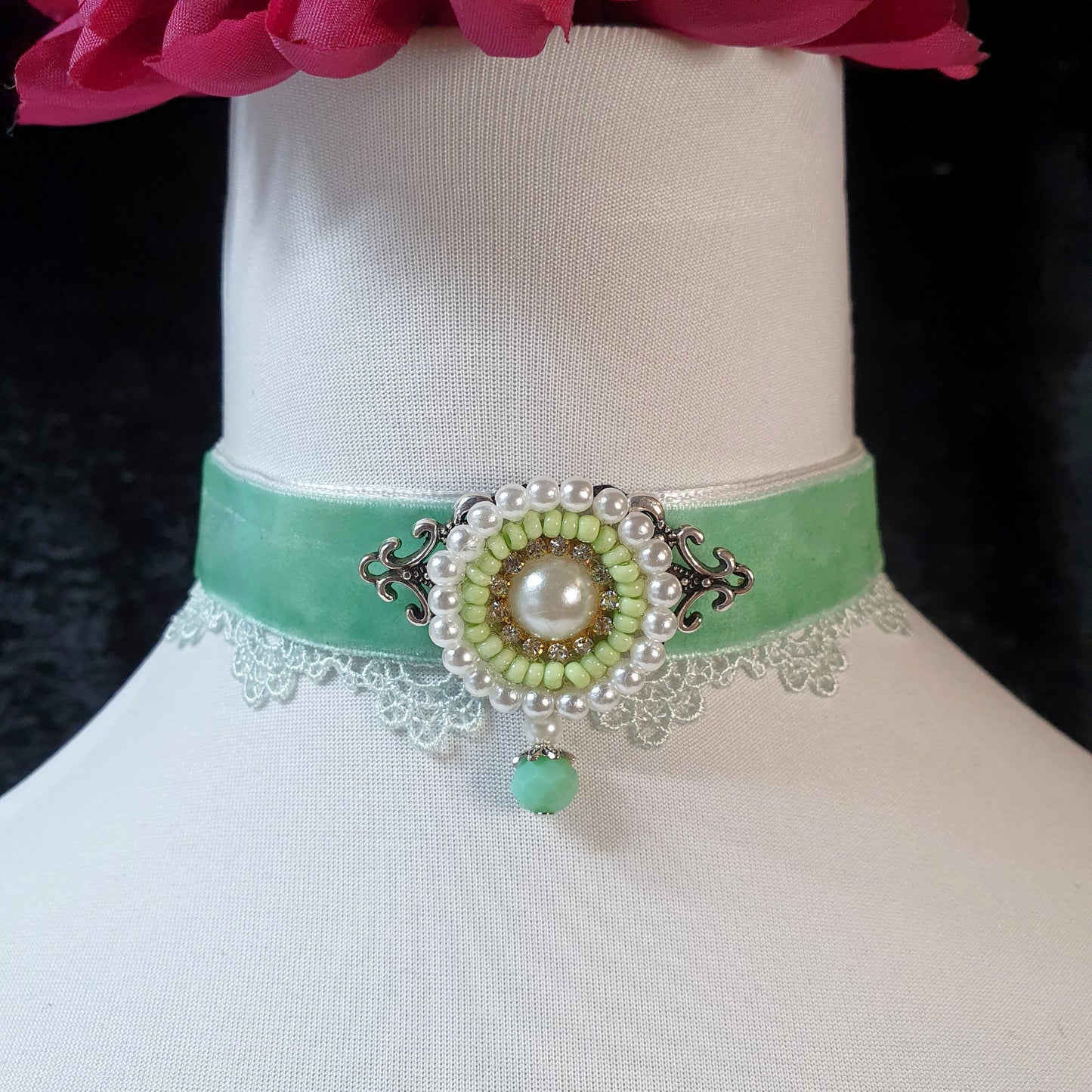 Samt-Choker, mint, mit Spitze und Zierteil.