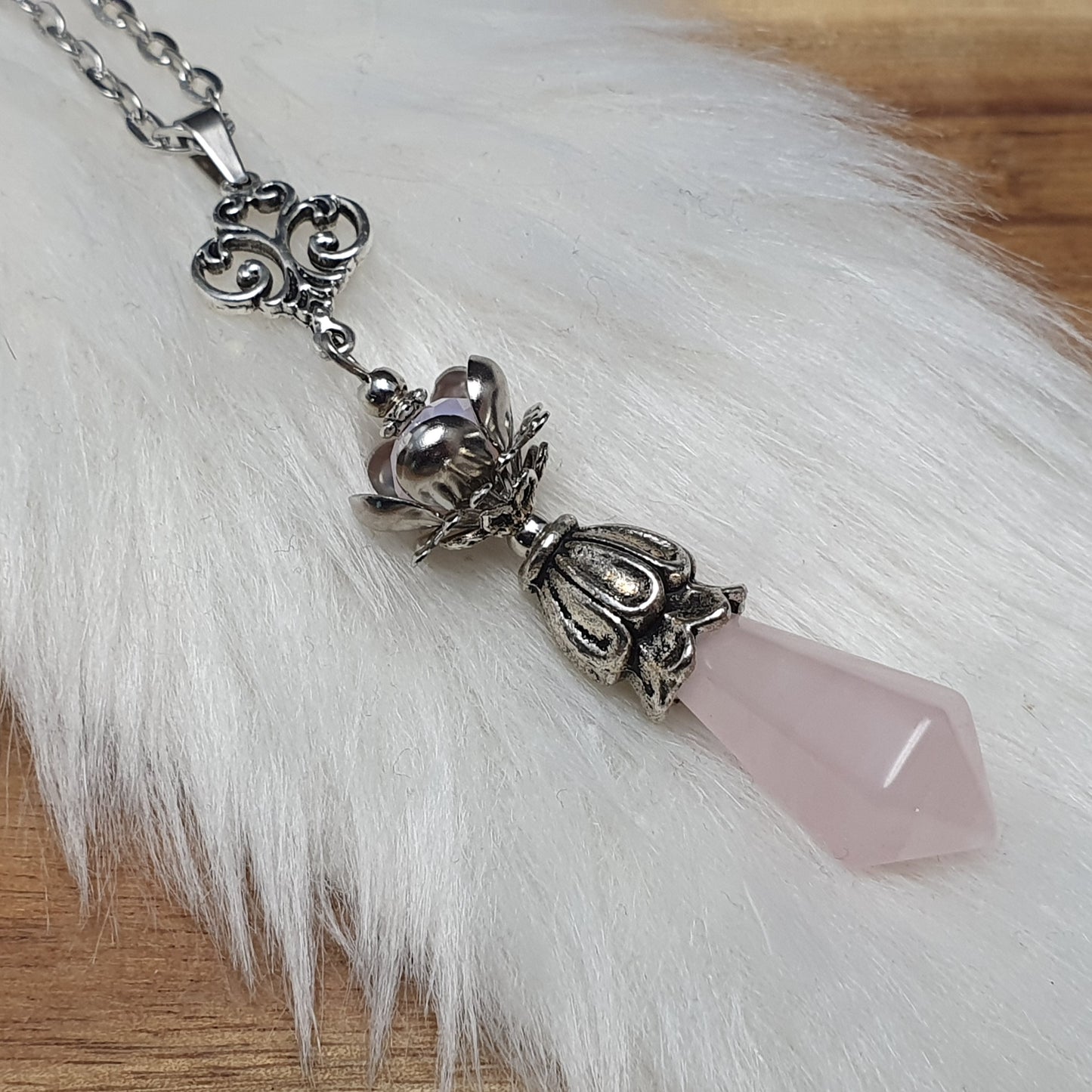 Kette mit Anhänger, Rosenquarz Spitze