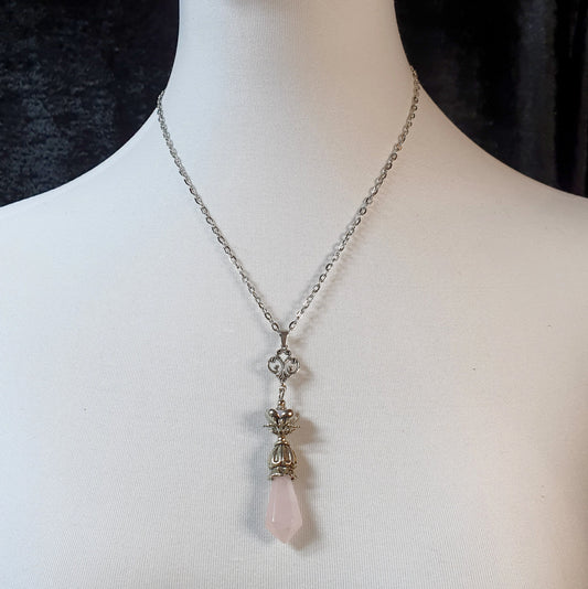Kette mit Anhänger, Rosenquarz Spitze