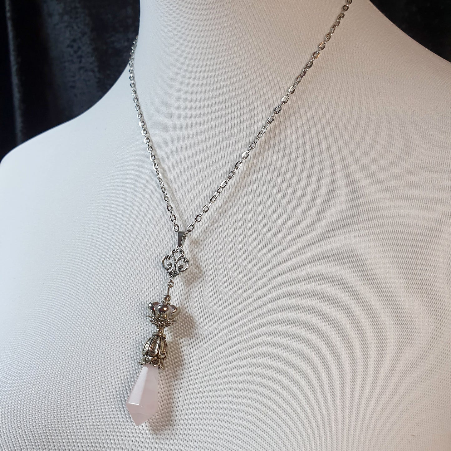 Kette mit Anhänger, Rosenquarz Spitze