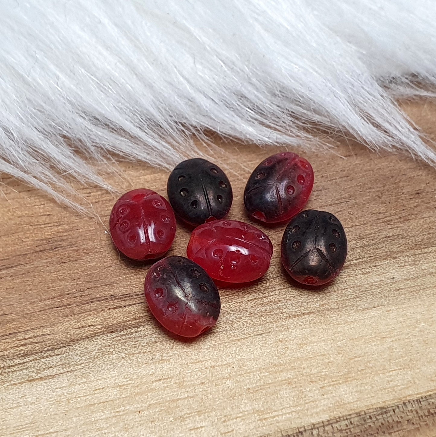 6 böhmische Glasperlen, Marienkäfer, 8mm, rot, Bronzebedampft