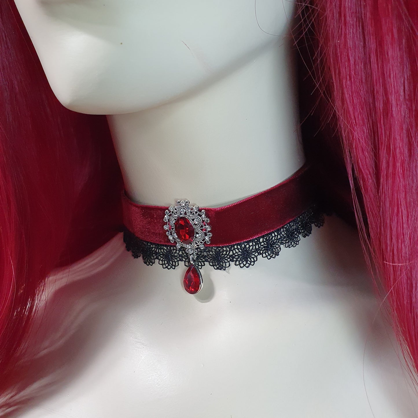 Choker, Samt, Dunklerot, mit Borte Lebensblume & Zierteil