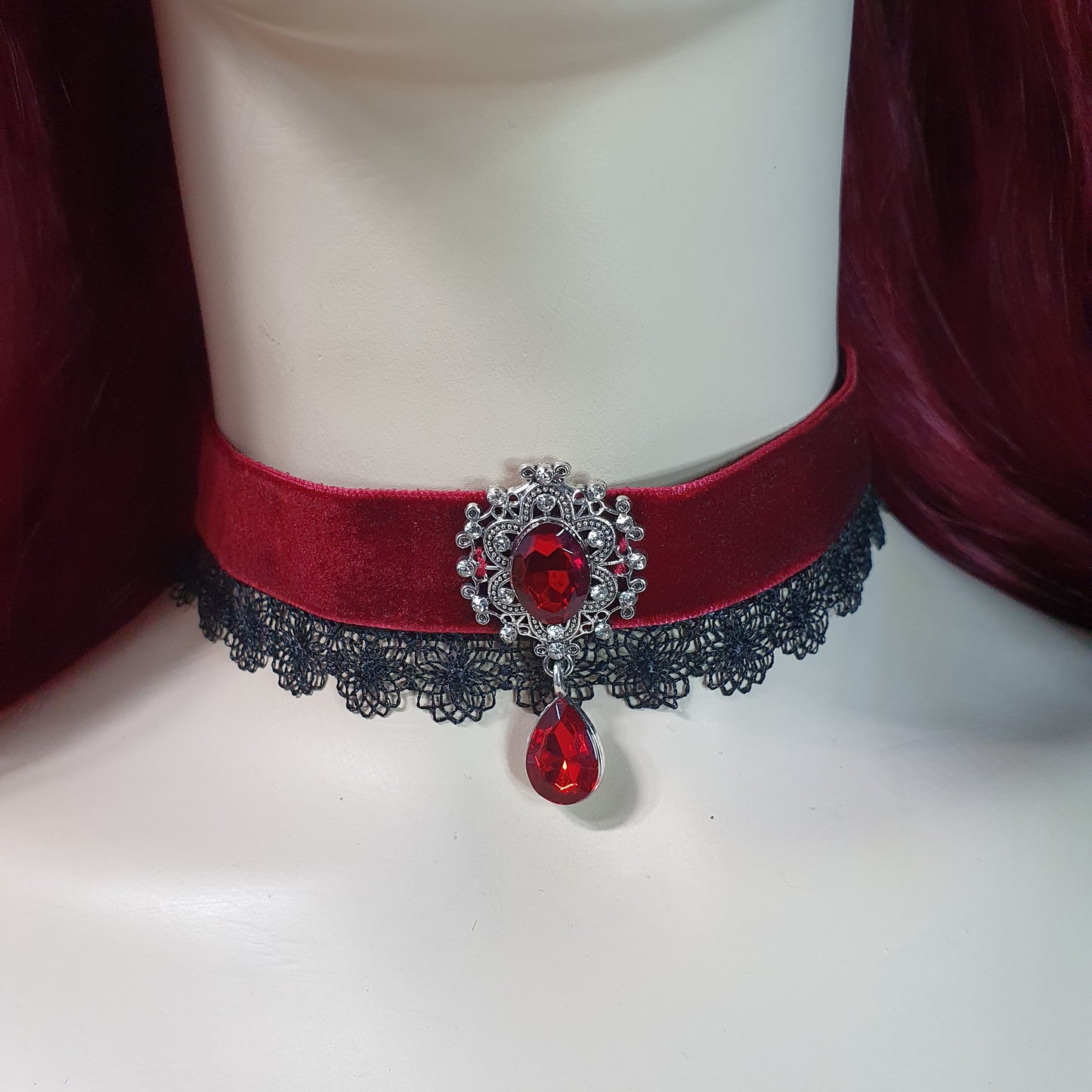 Choker, Samt, Dunklerot, mit Borte Lebensblume & Zierteil