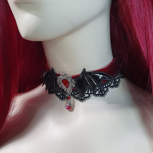 Choker Vampir Lady, Samt, Dunkelrot, mit schwarzer Spitzenborte & Zierteil