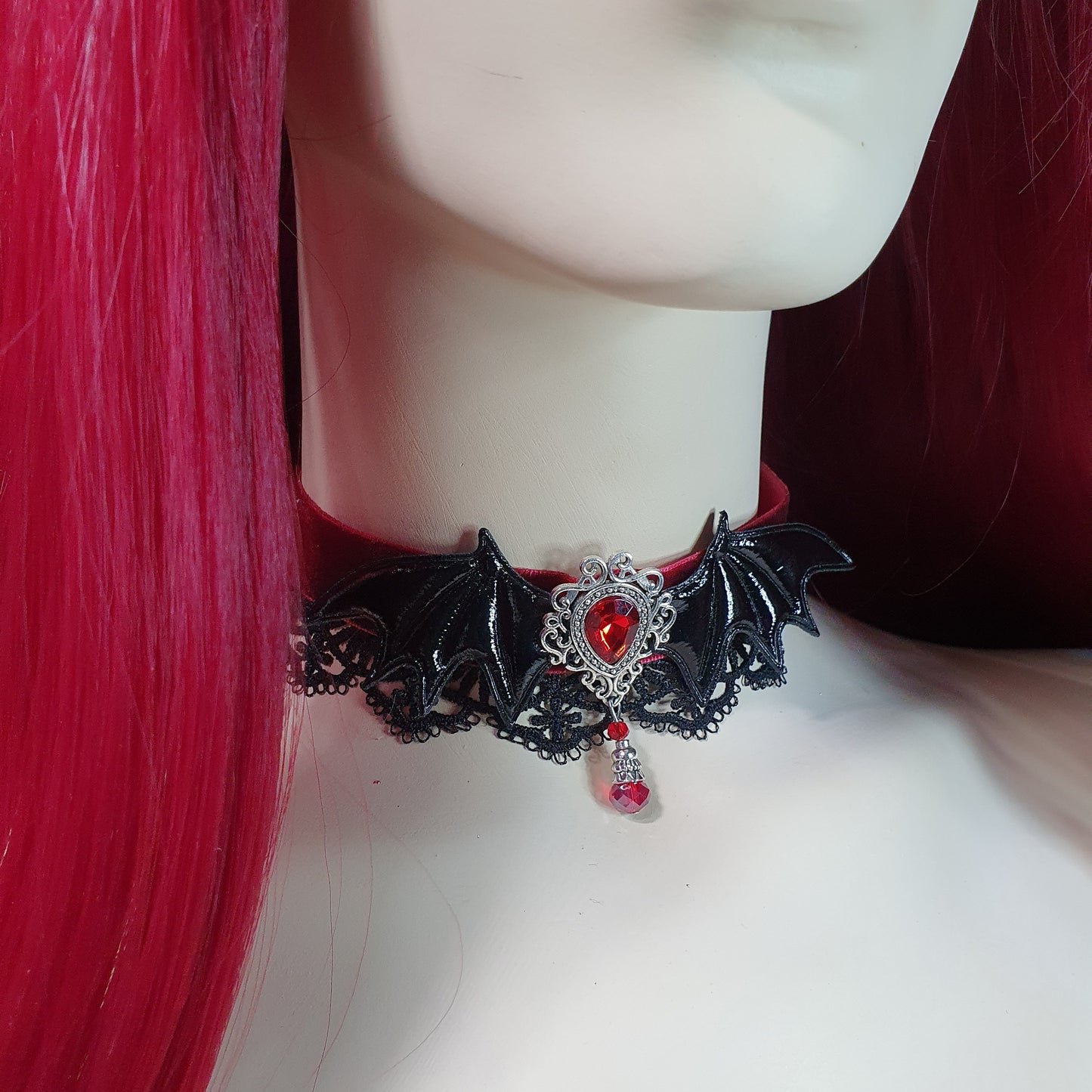 Choker Vampir Lady, Samt, Dunkelrot, mit schwarzer Spitzenborte & Zierteil