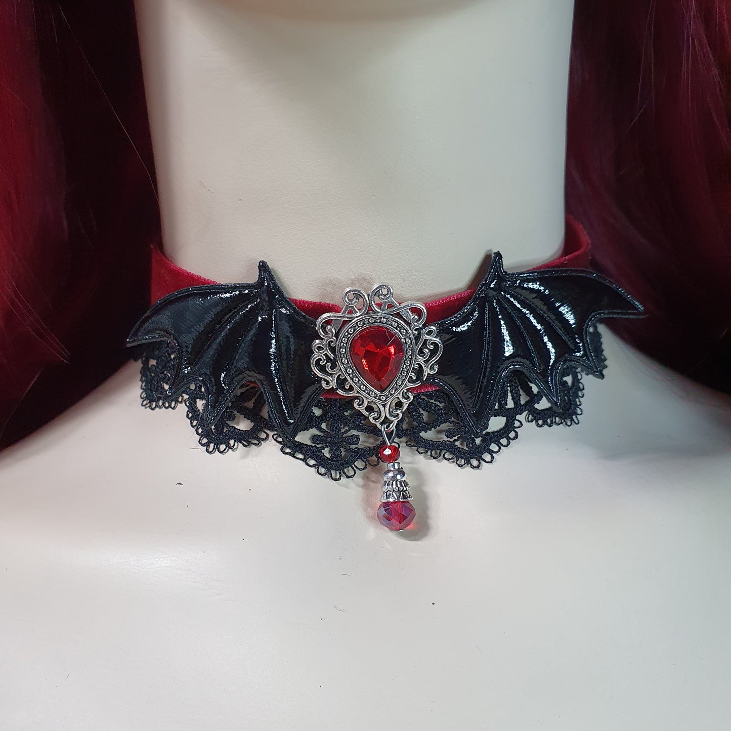 Choker Vampir Lady, Samt, Dunkelrot, mit schwarzer Spitzenborte & Zierteil