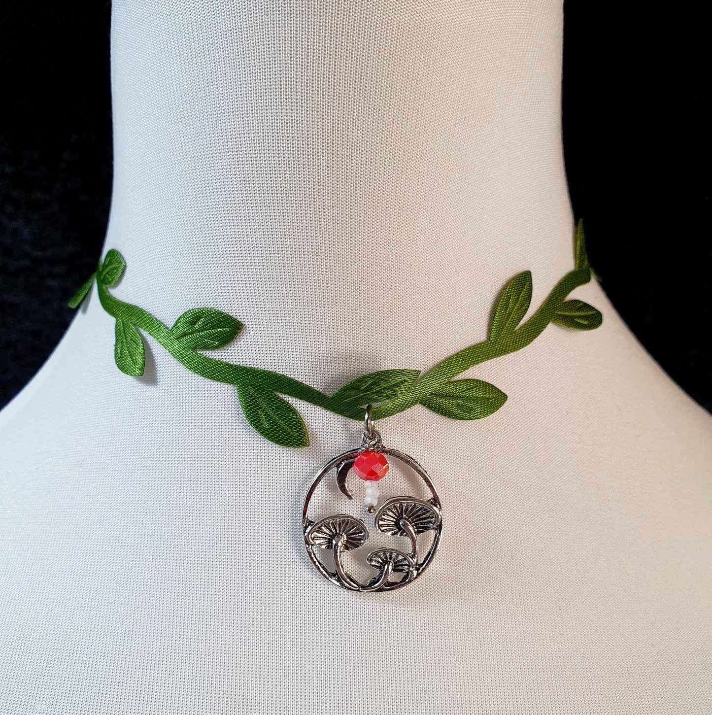 Choker Fairytale, Blattwerk mit Anhänger Pilze