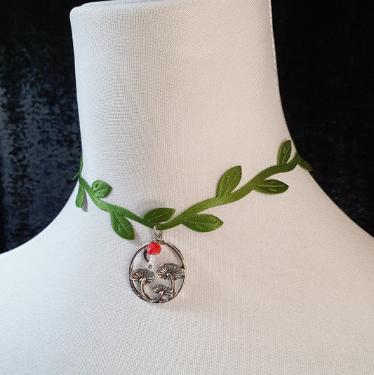 Choker Fairytale, Blattwerk mit Anhänger Pilze