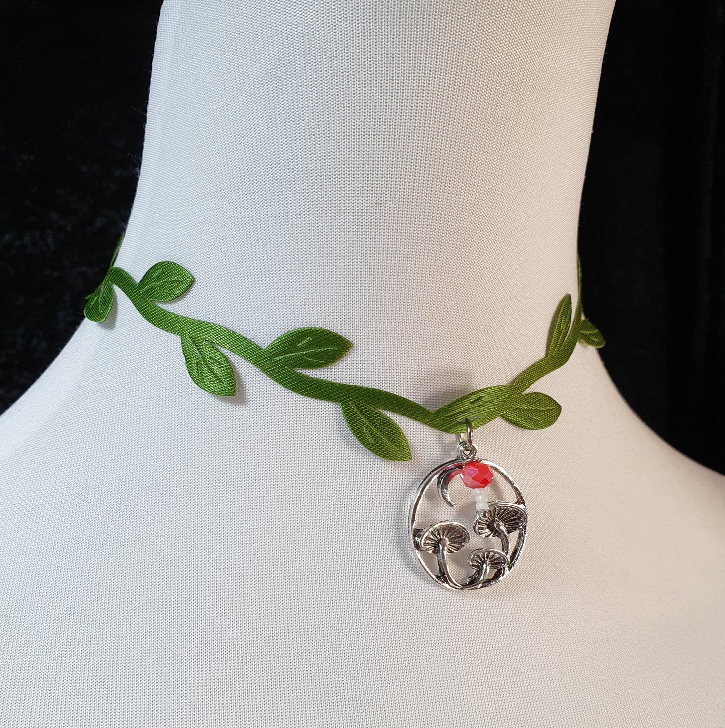 Choker Fairytale, Blattwerk mit Anhänger Pilze