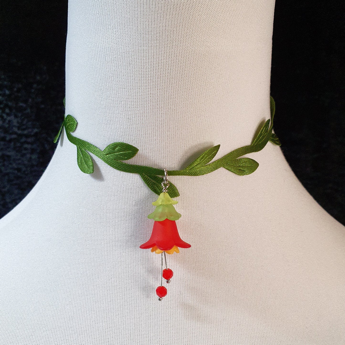 Choker Fairytale, Blattwerk mit Anhänger große Glockenblume