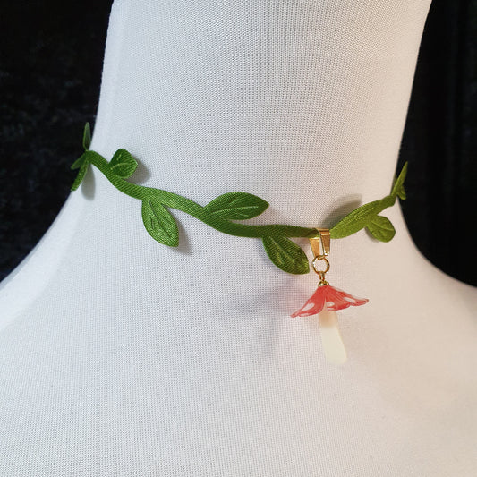 Choker Fairytale, Blattwerk mit Anhänger großer, leichter Fliegenpilz