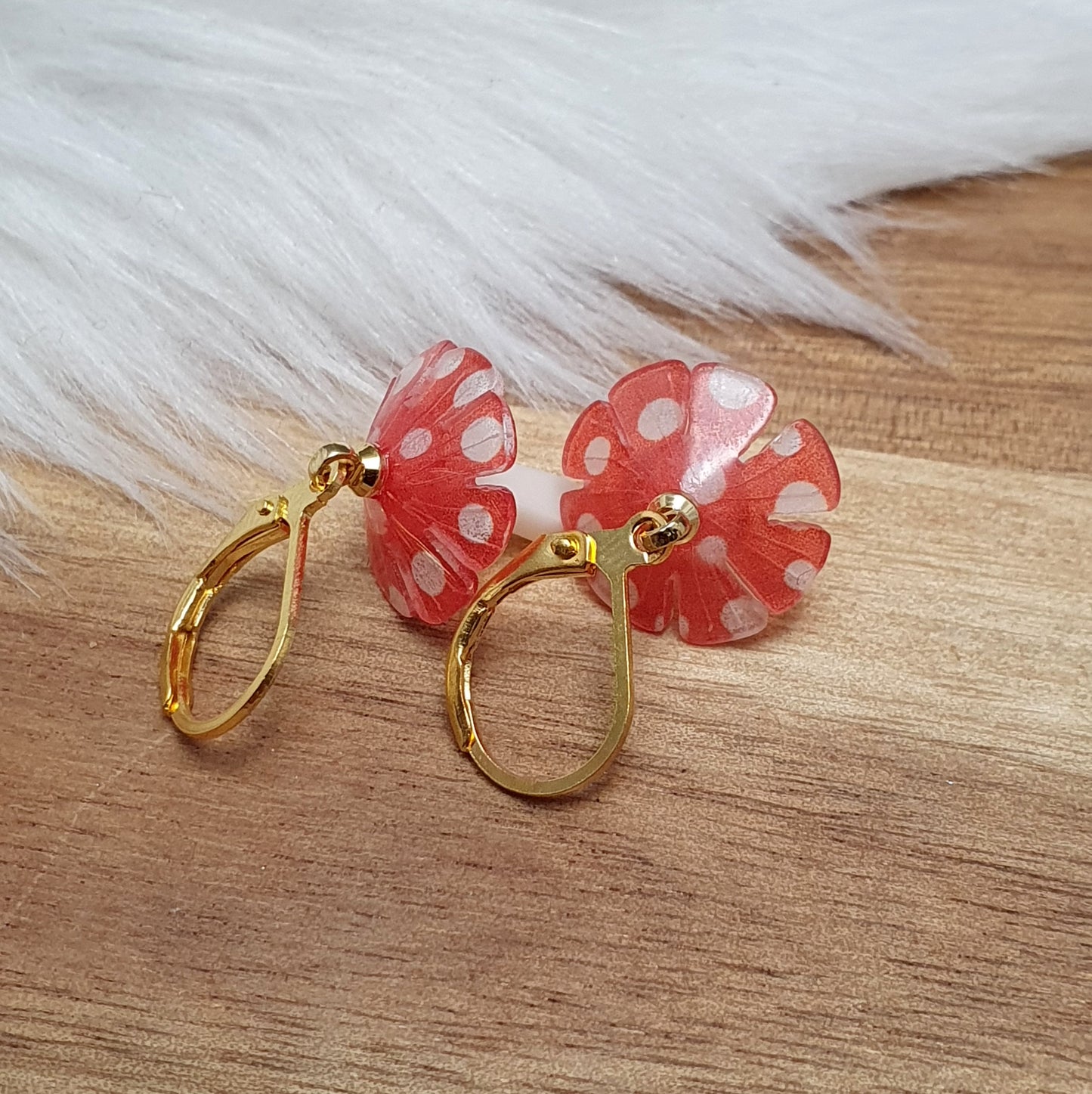 Ohrhänger kleine Fliegenpilze an Klappbrisuren, vergoldet