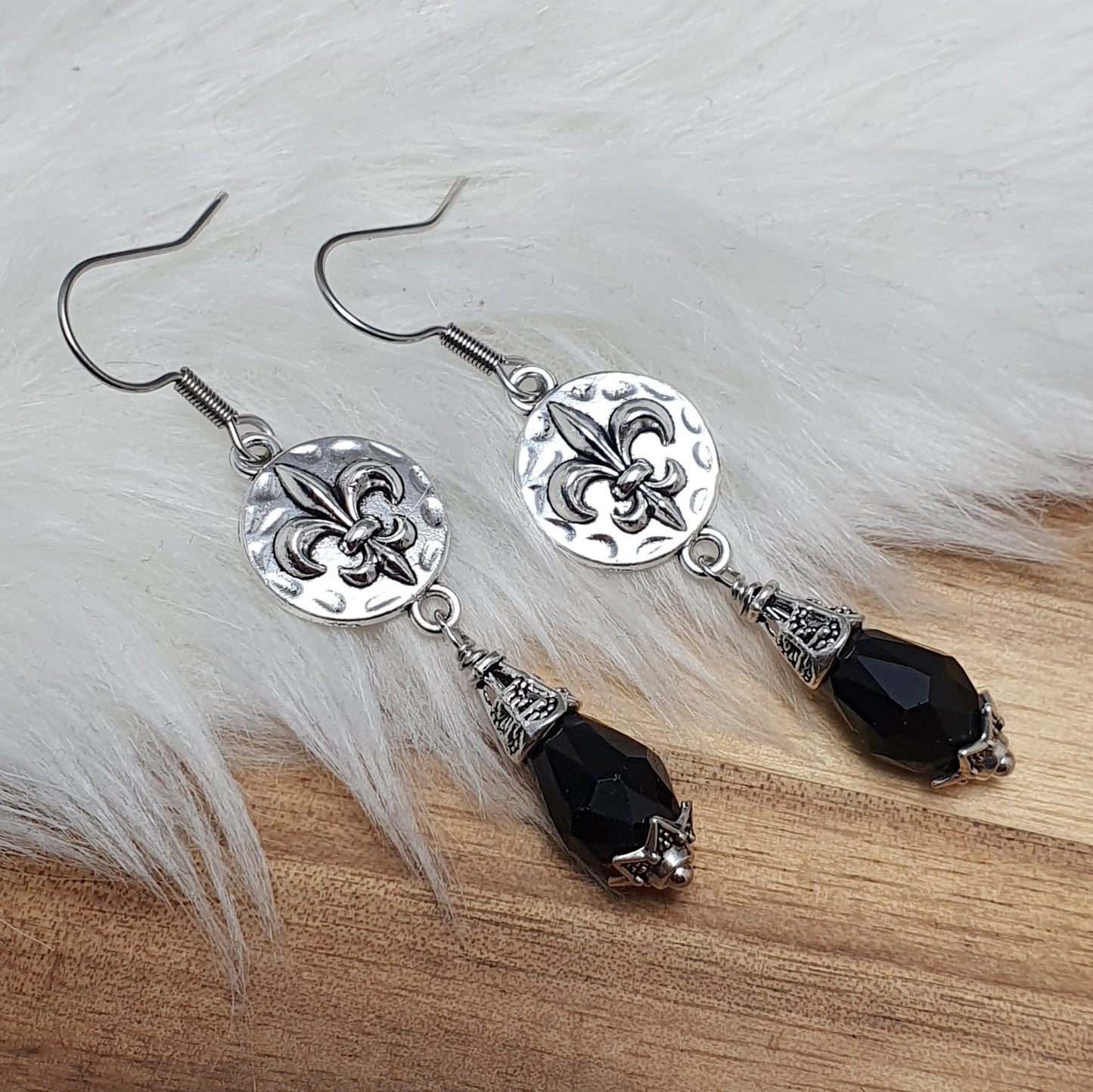 Ohrhänger, Fleur de Lys, Gothic, Kristallglasperle schwarz, Edelstahl