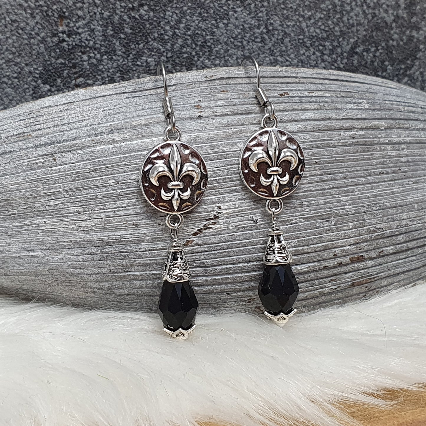Ohrhänger, Fleur de Lis, Gothic, Kristallglasperle schwarz, Edelstahl