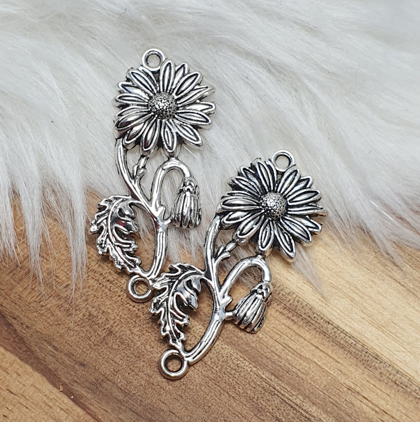 2x Verbinder Blume, mit 2 Ösen, 38mm, antik silberfarbig