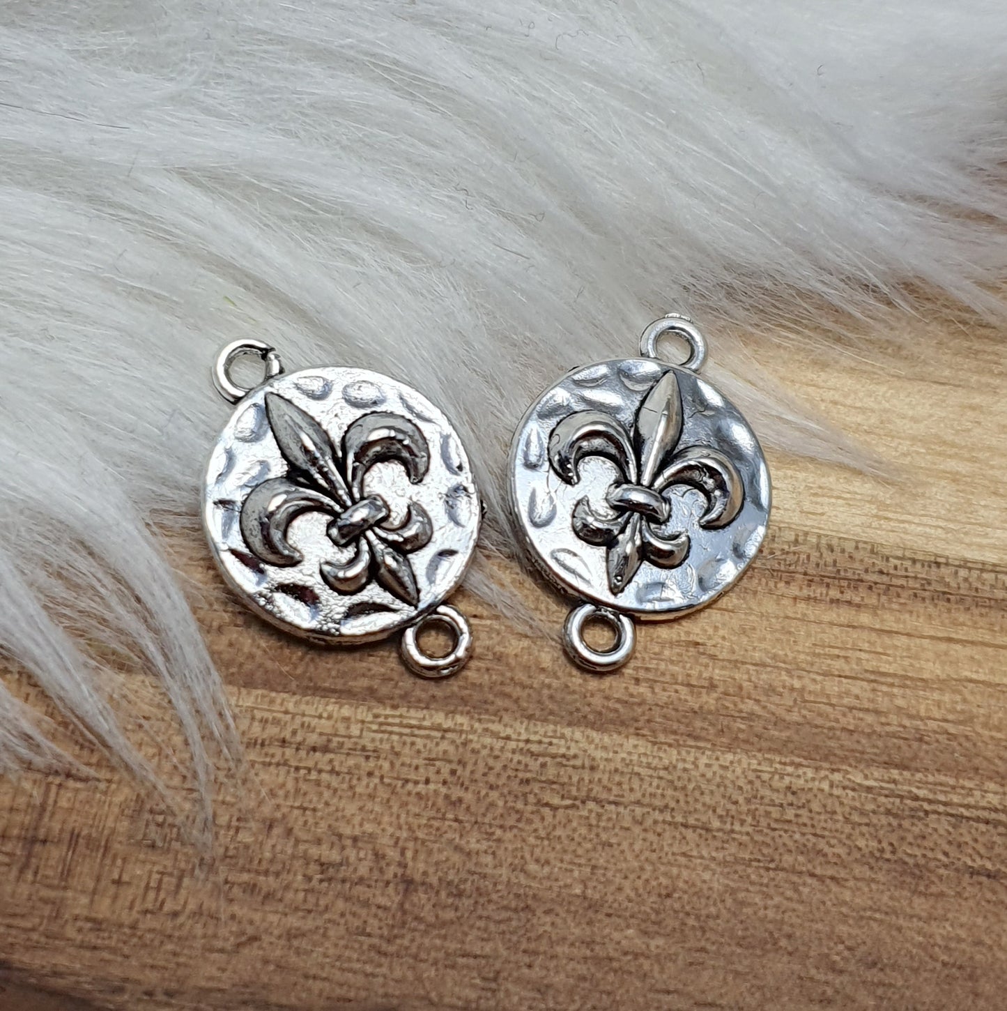 2x Verbinder Fleur de Lis, mit 2 Ösen, 18mm, antik silberfarbig